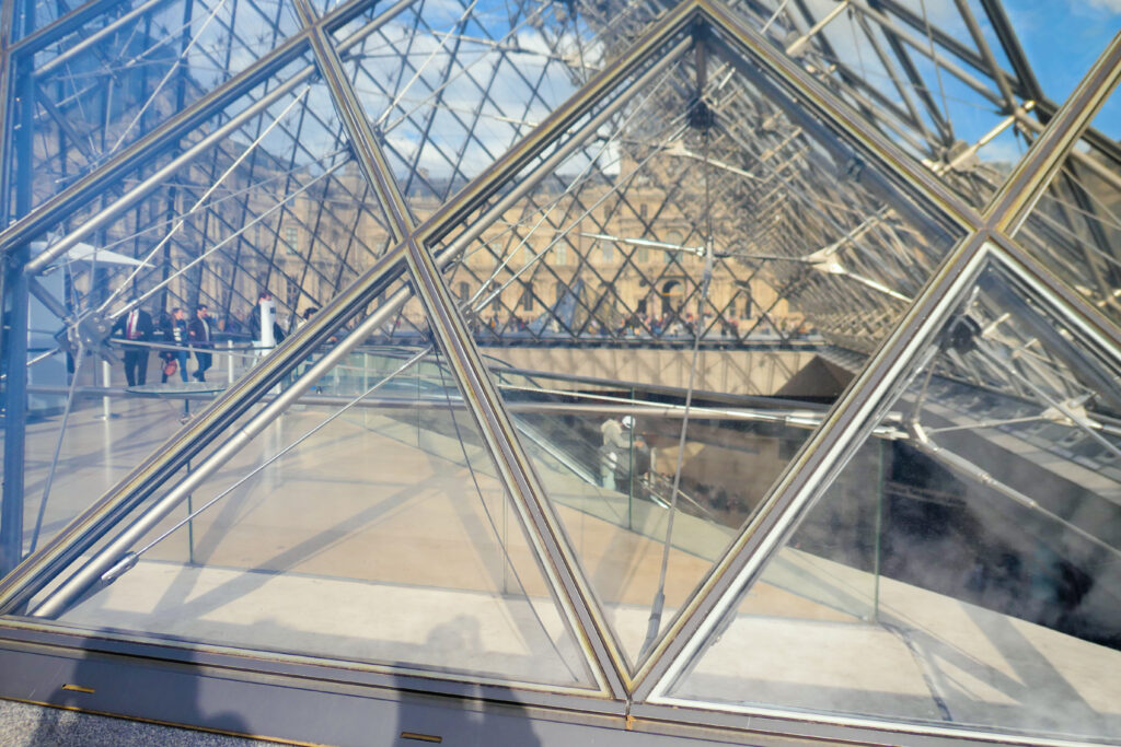 ルーヴル美術館（Musée du Louvre）ルーヴル･ピラミッド 日中 外側 クローズアップ