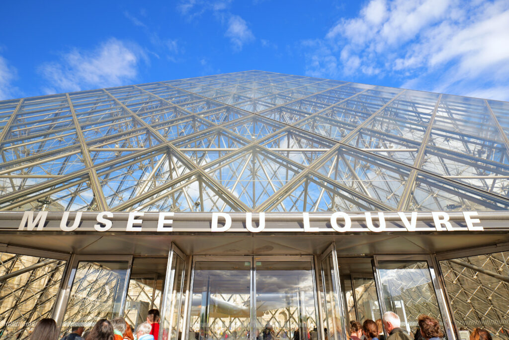 ルーヴル美術館（Musée du Louvre）ルーヴル･ピラミッド中央入口 正面 上