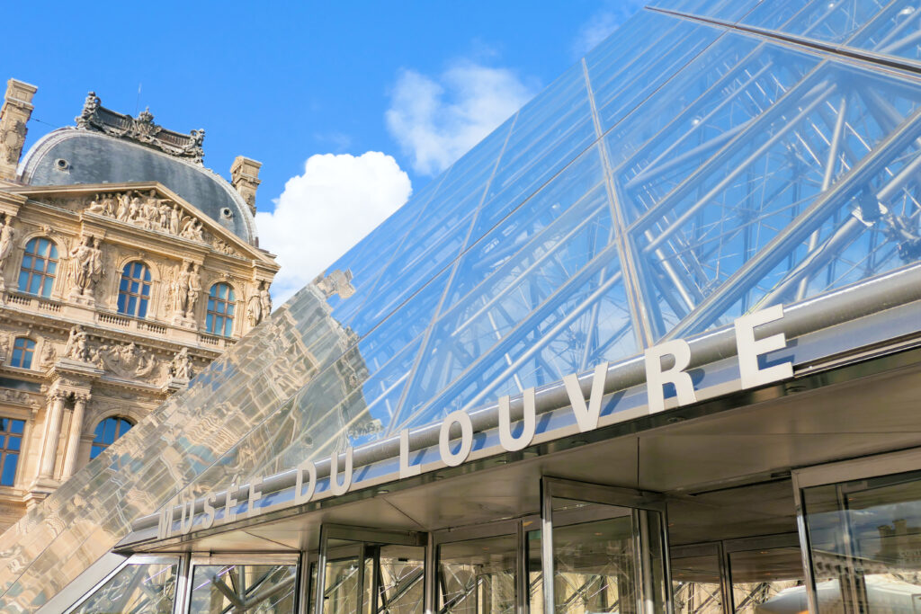 ルーヴル美術館（Musée du Louvre）ルーヴル・ピラミッド中央入口 横アングル