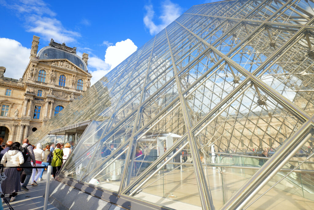 ルーヴル美術館（Musée du Louvre）ルーヴル･ピラミッド中央入口 横 広角 アングル