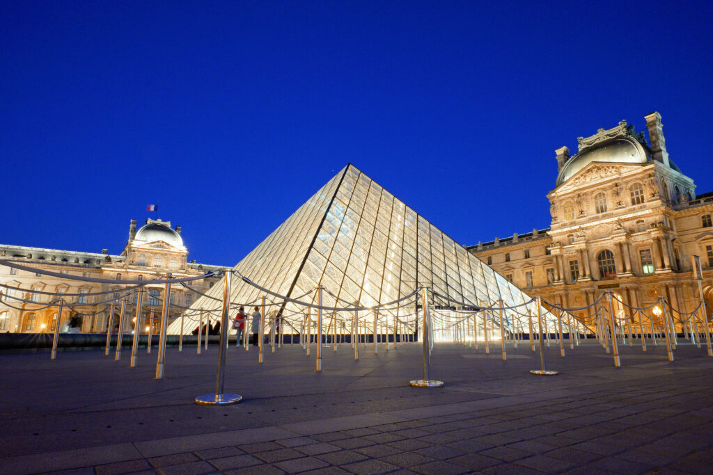 ルーヴル美術館（Musée du Louvre）ルーヴル・ピラミッド 夜 横 ローアングル