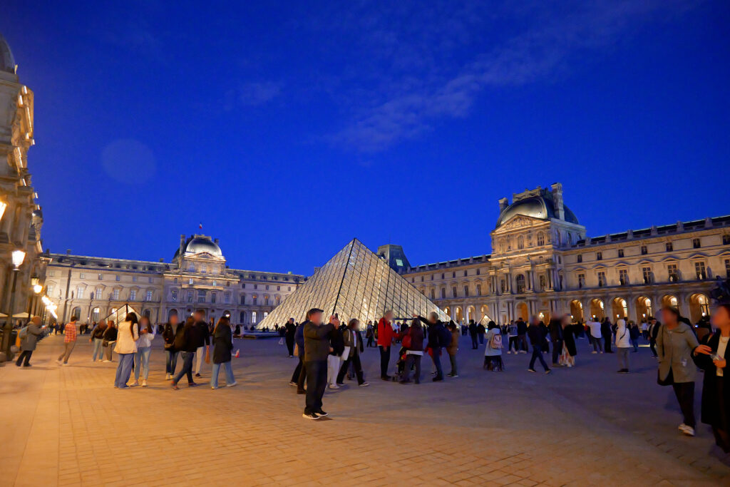 ルーヴル美術館（Musée du Louvre）ルーヴル･ピラミッド 夜 横 広角 アングル