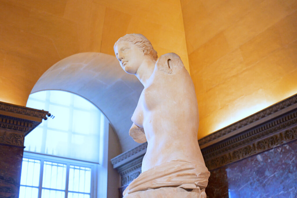 ルーヴル美術館（Musée du Louvre）ミロのヴィーナス（Vénus de Milo） 左側アングル クローズアップ