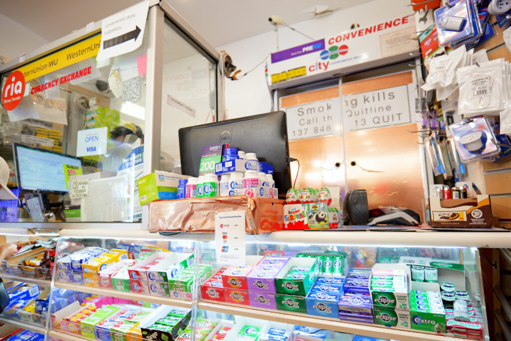 手荷物預かり所（ラゲッジストレージ）シドニーセントラル駅近く 店内 レジカウンター