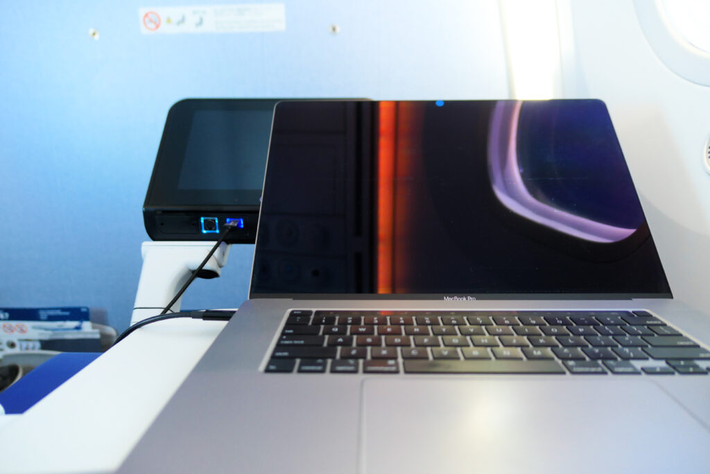 Macbook Pro 16インチ Ultimateモデル ANA 機内 エコノミークラス バルクヘッドシート
