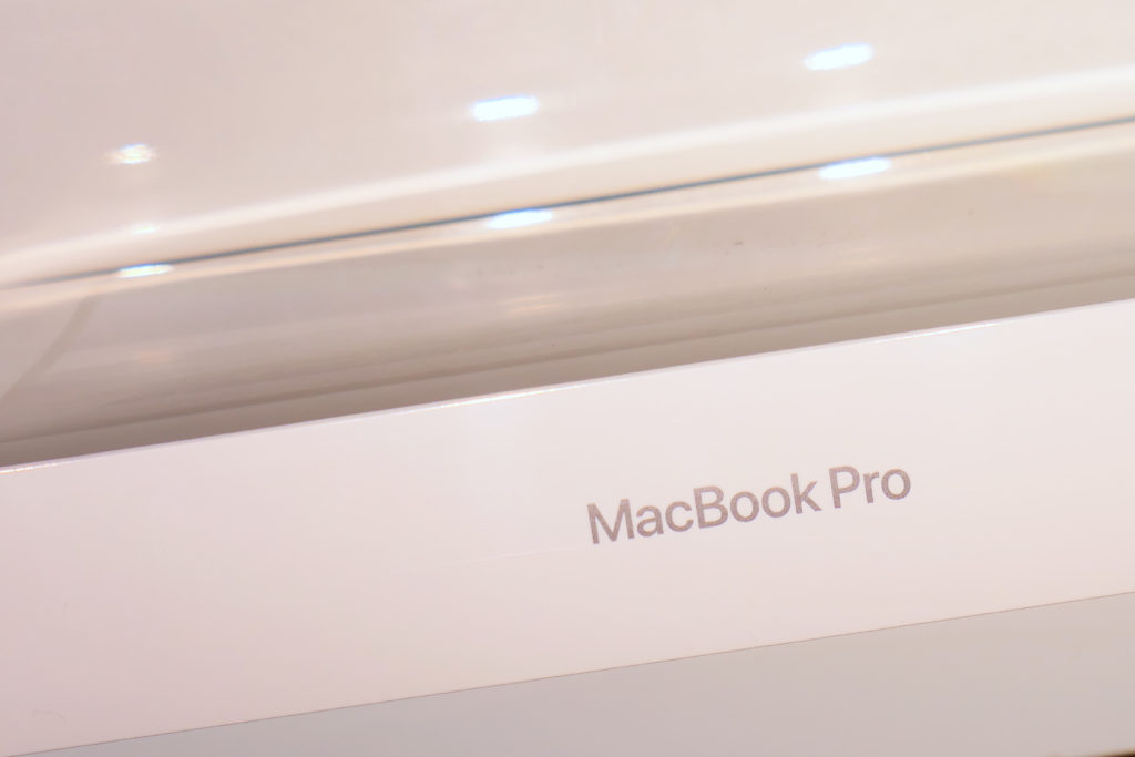 Macbook Pro 16インチ Ultimateモデル 箱側面ロゴ