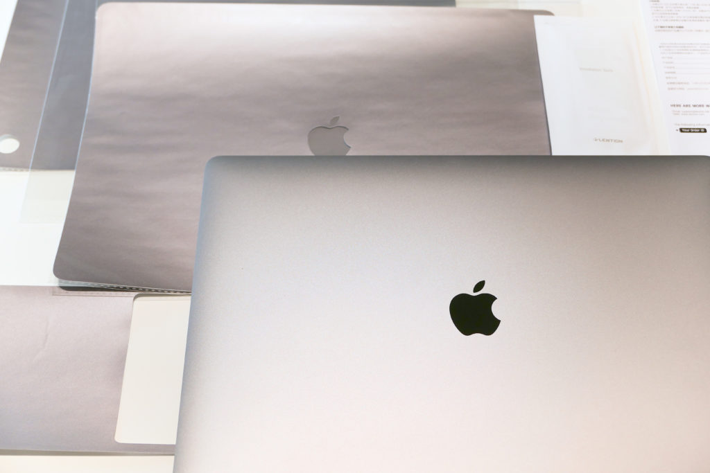 LENTION 16インチMacBook Pro 2019 全面保護シルバースキンシール 液晶保護フィルム 5テンセット 3M技術4H硬度（スペースグレイ）同梱物一覧の上にMavBook Pro 16インチ Ultimateモデル