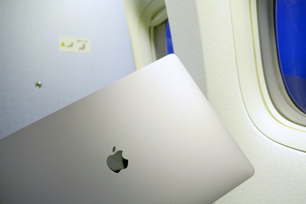 Macbook Pro 16インチ Ultimateモデル上面 窓側席夜機内