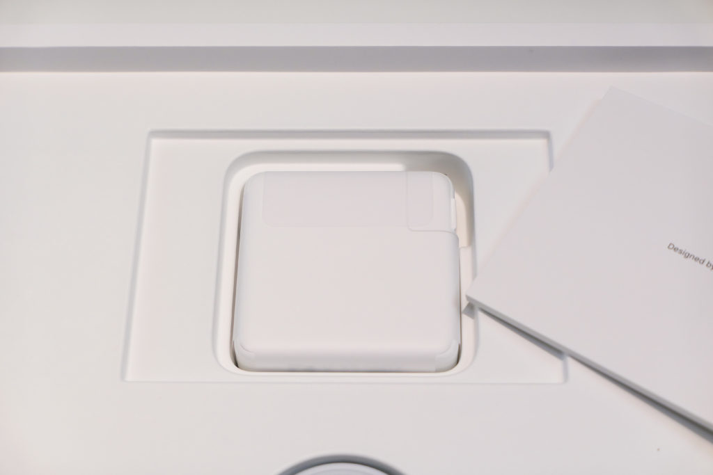 Macbook Pro 16インチ Ultimateモデル 開封 USB-C 電源アダプタ96W