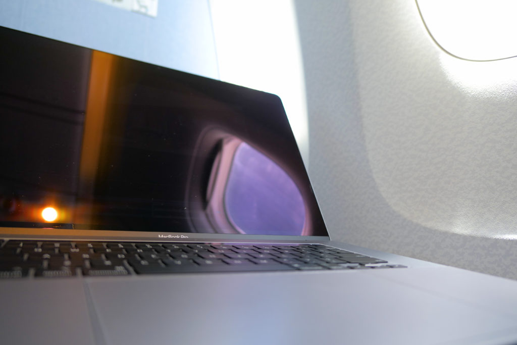 Macbook Pro 16インチ Ultimateモデル 窓側席機内