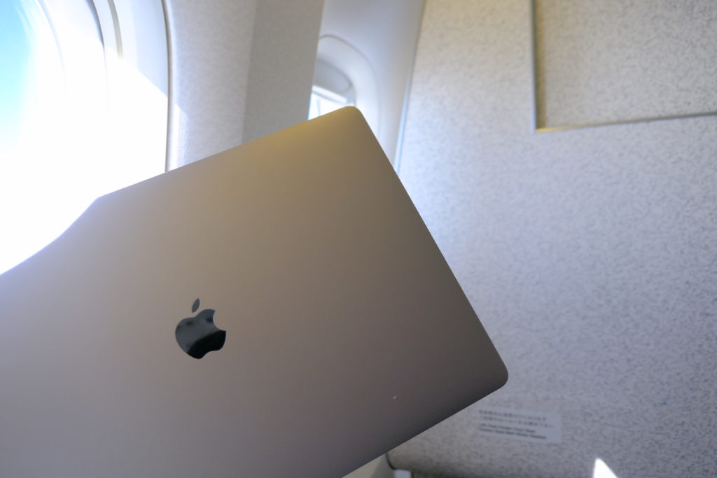 Macbook Pro 16インチ Ultimateモデル 窓側席手持ち機内