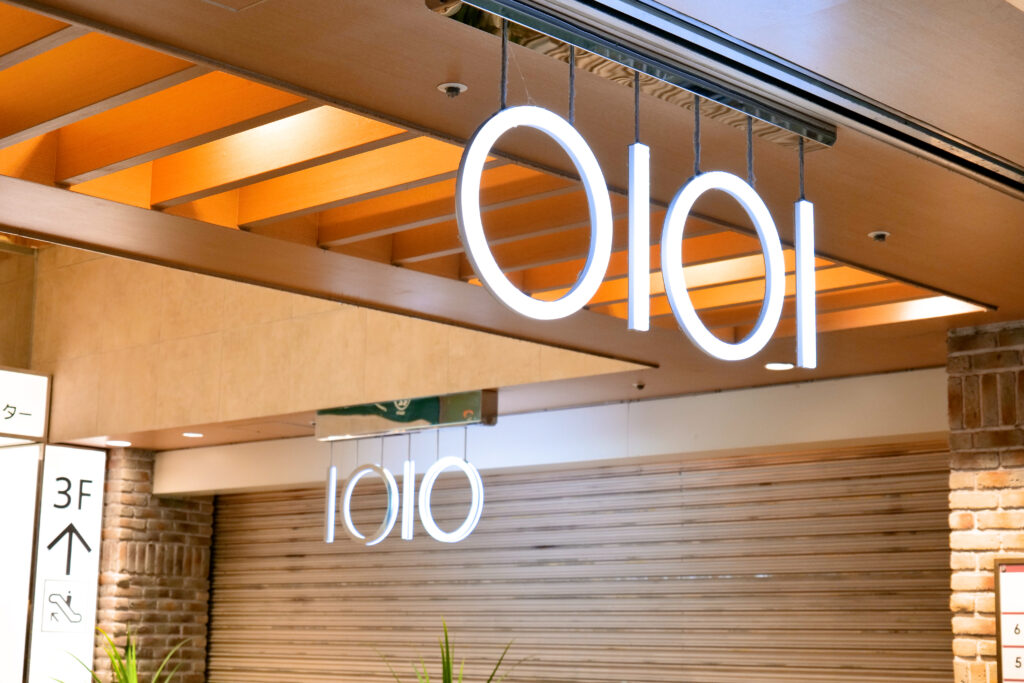 町田マルイ 入口 サイン２つ 横アングル クローズアップ