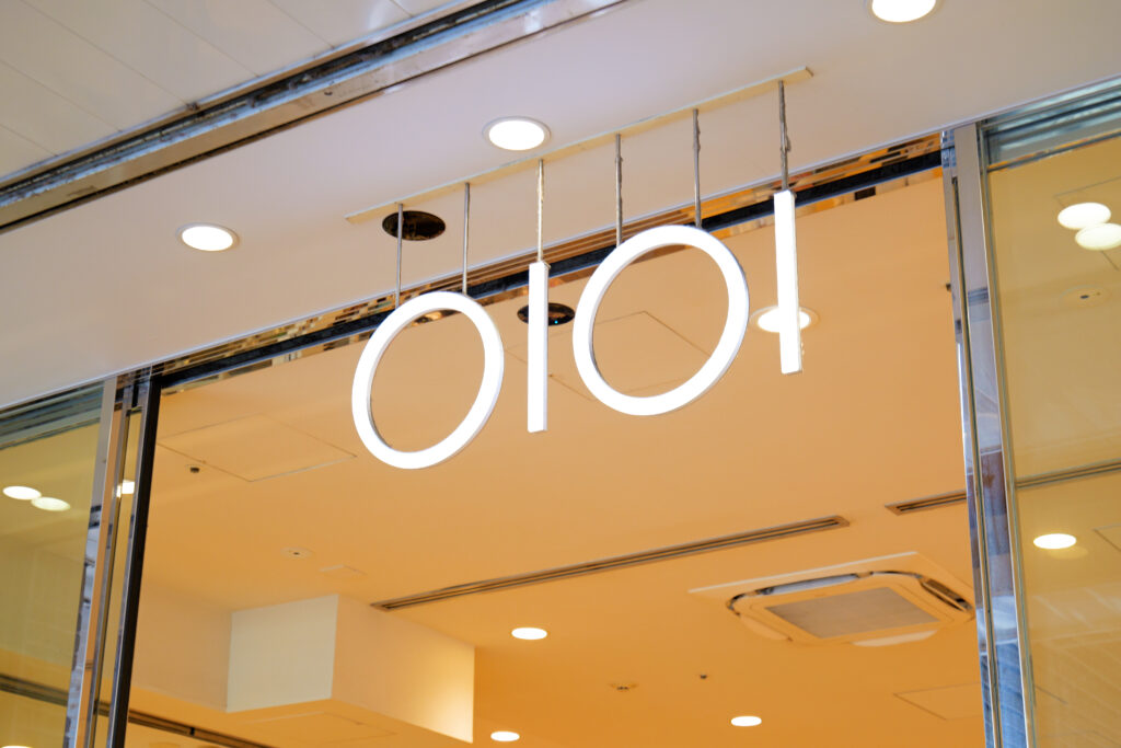 町田マルイ 入口 サイン 横アングル クローズアップ