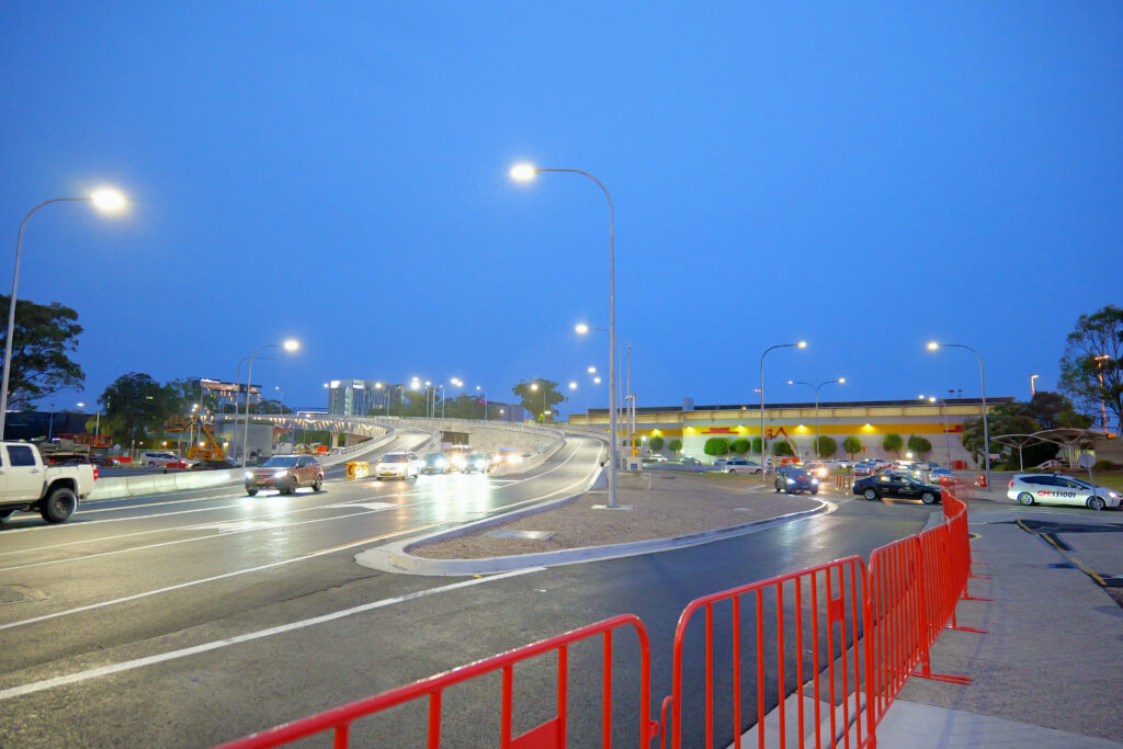 雨の夕方に多くの車がシドニーキングスフォードスミス国際空港へ入っていく