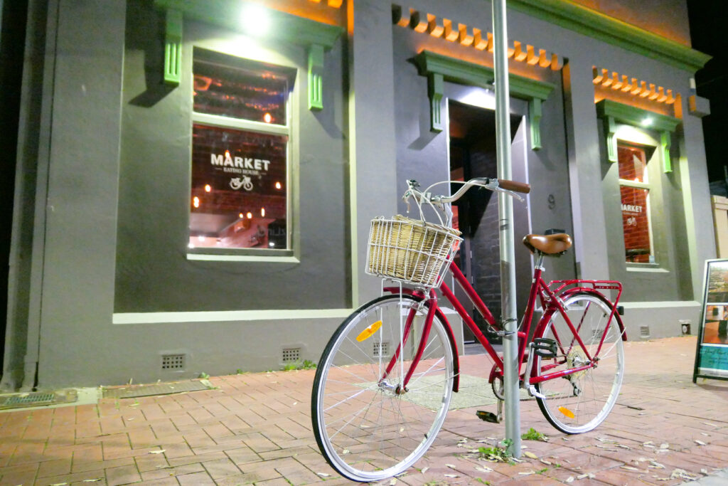 マーケットイーティングハウス 赤い自転車