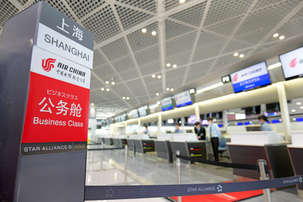 成田国際空港（NRT）から上海浦東国際空港（PVG） エアチャイナ 中国国際航空 CA930便 成田国際空港（NRT）第1ターミナル 4階 エアチャイナ ビジネスクラス Fチェックインカウンター 看板