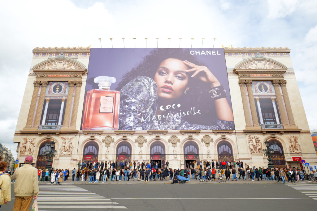 ガルニエ宮（Palais Garnier）オペラ・ガルニエ パリ 工事中 昼 正面