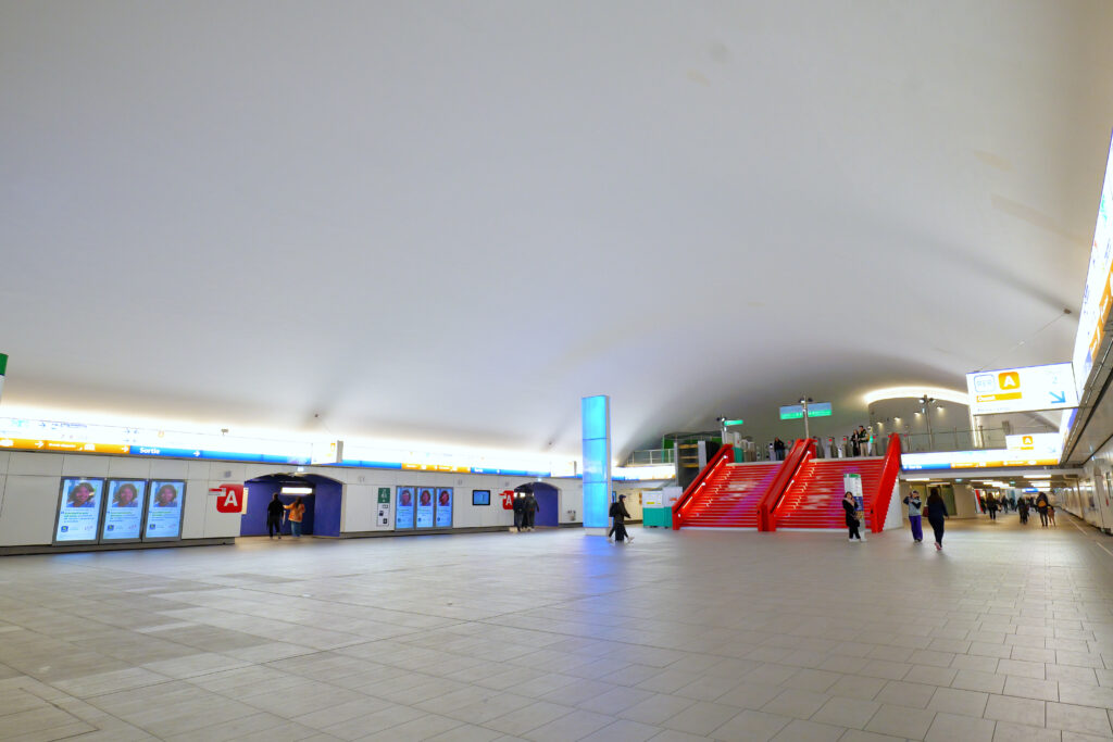 パリ RER（首都圏高速鉄道）アベール駅 コンコース