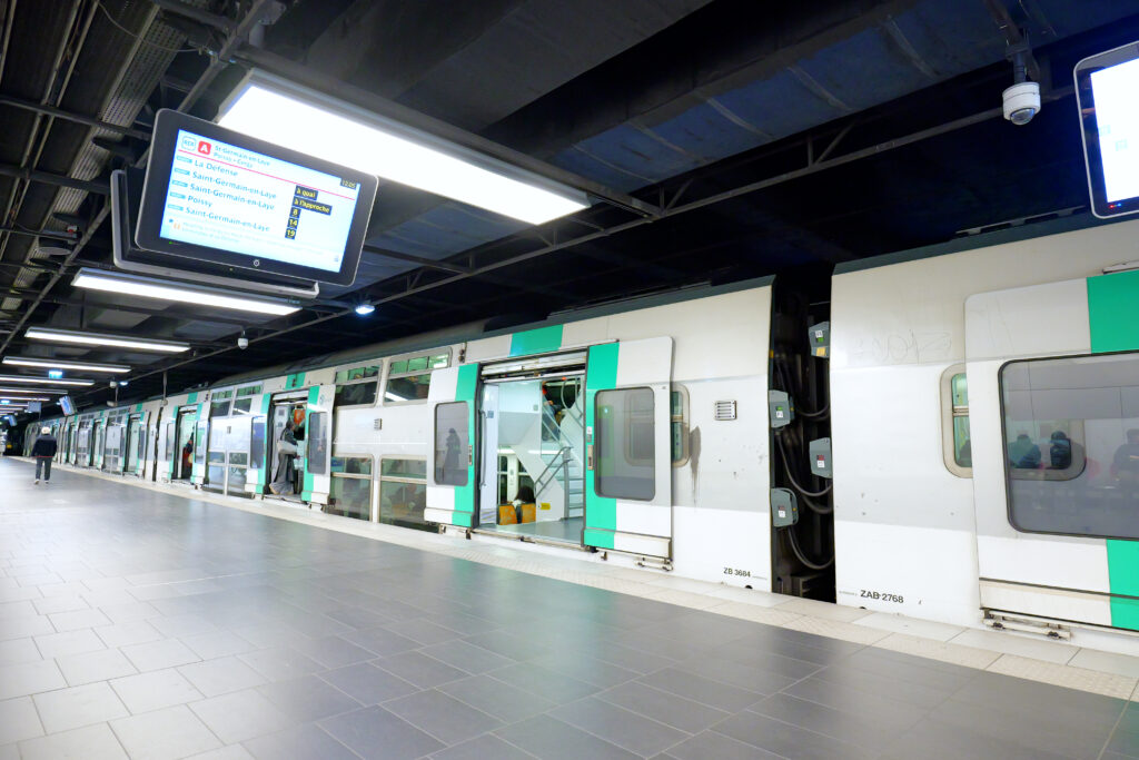 パリ RER（首都圏高速鉄道）アベール駅 停車中 電車