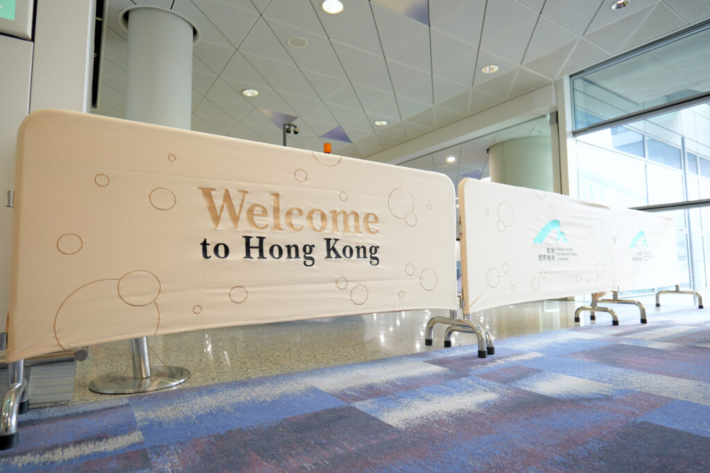 上海浦東国際空港（PVG）から香港国際空港（HKG） キャセイパシフィック航空 CX361便 香港国際空港（HKG）第1ターミナル エアサイド 制限エリア内 降機後「ようこそ香港へ」柵