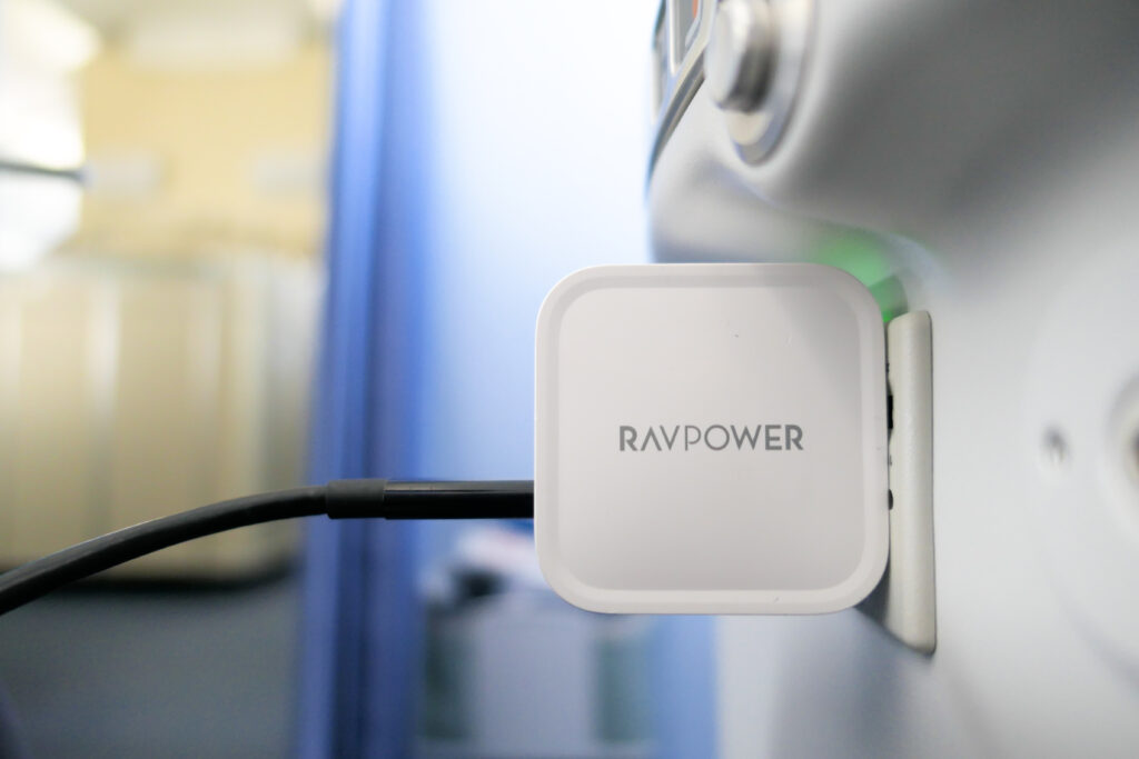 RAVPower61W電源アダプタ（RP-PC112）充電 ANA機内 プレミアムクラス5H