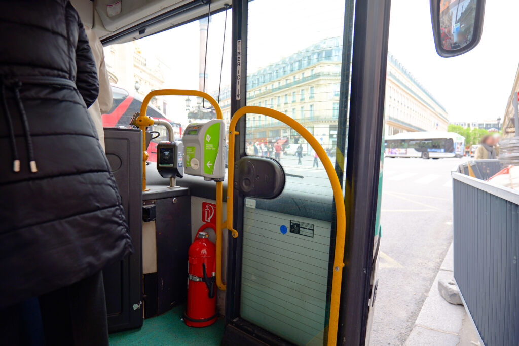 ロワシーバス（RossyBus）オペラ座発シャルル・ド・ゴール国際空港行き 乗車