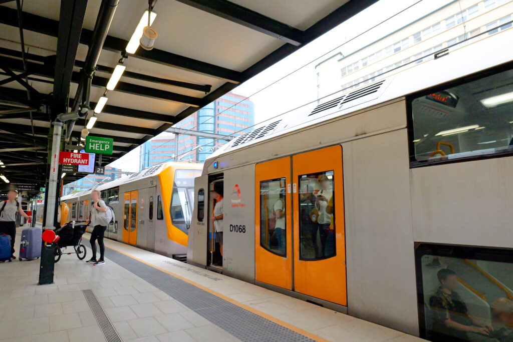 シドニー・キングスフォード・スミス国際空港 エアポートリンク（シドニー電車）シドニーセントラル駅 朝